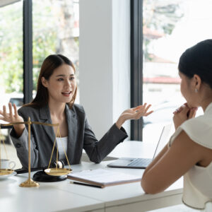 Adwokat udziela porady prawnej klientce w kancelarii – profesjonalna konsultacja prawna online lub stacjonarnie.