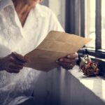 Kobieta przeglądająca dokumenty przed rozprawą o alimenty