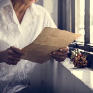 Kobieta przeglądająca dokumenty przed rozprawą o alimenty