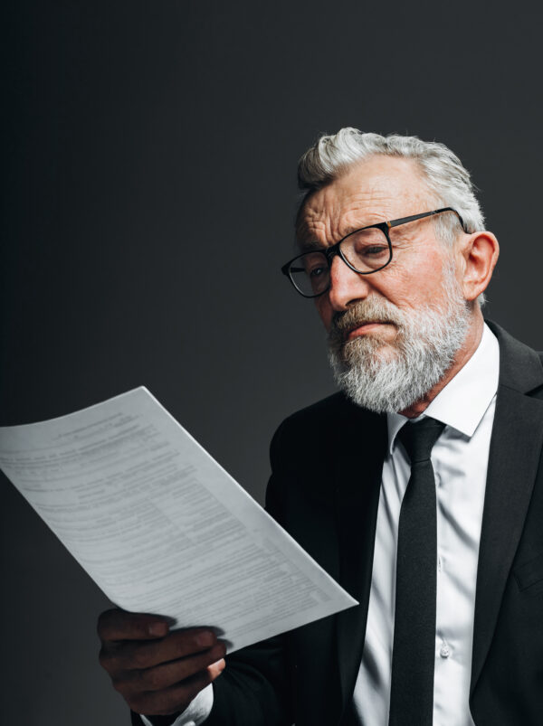 Senior mężczyzna czytający dokument ZUS – podwyższenie emerytury po wyroku Trybunału Konstytucyjnego